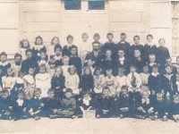 Vues gnrales et vie communale  Photo de classe prise devant l'cole alors sise au n100 de la Grande rue en 1910.